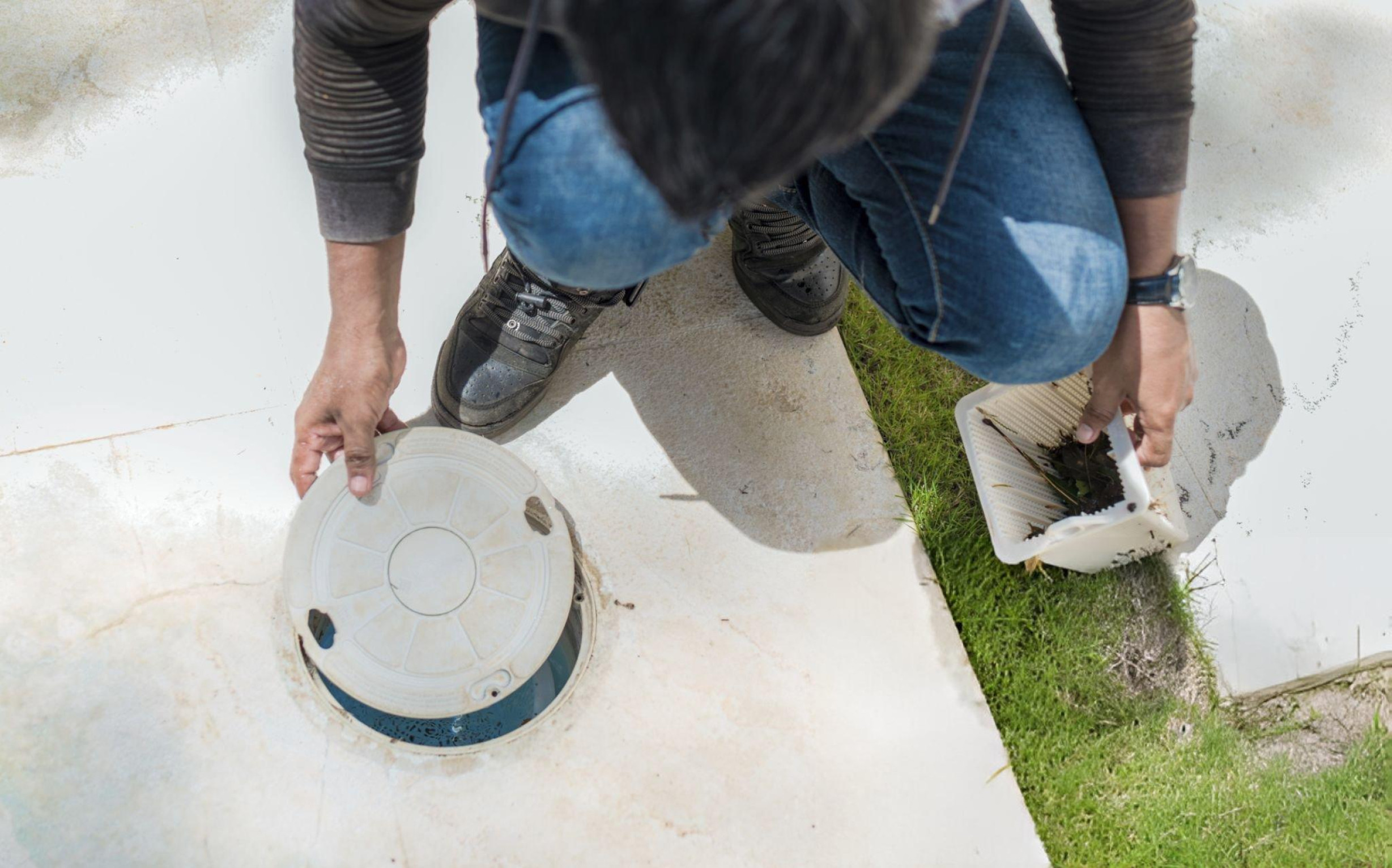 pool cleaning and maintenance